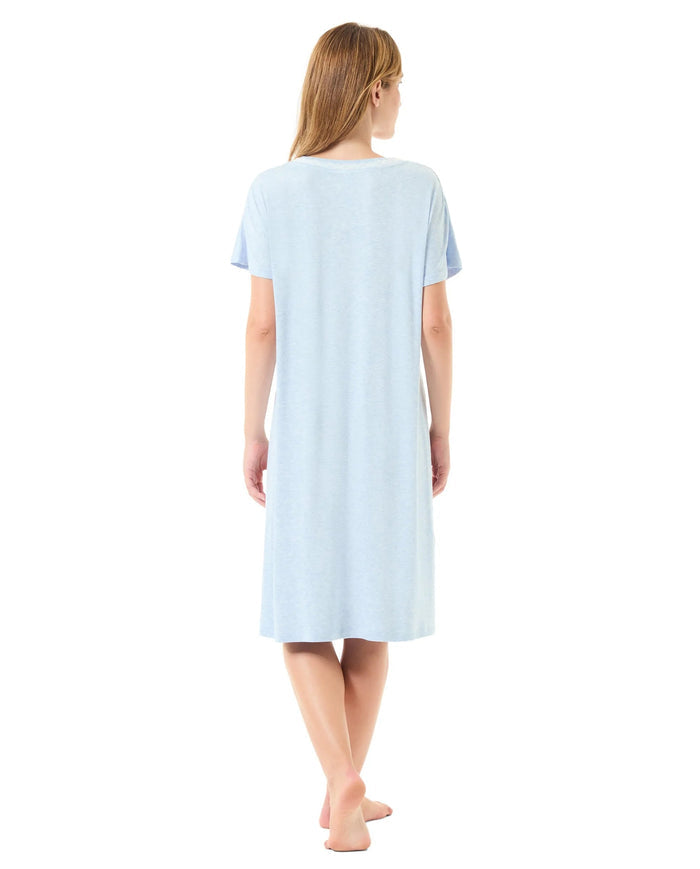 Vista trasera de camisola de verano celeste de manga corta con puntilla en cuello