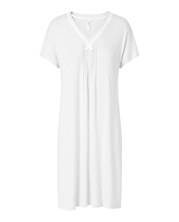 Camisón corto de mujer, tejido punto marfil, cuello pico con puntilla y lacito, manga corta.
