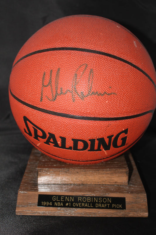 Glen Robinson Autographed Basketball w/base - Vintage Indy Sports