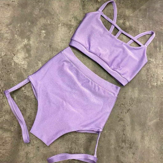 Top with straps and shorts with garter