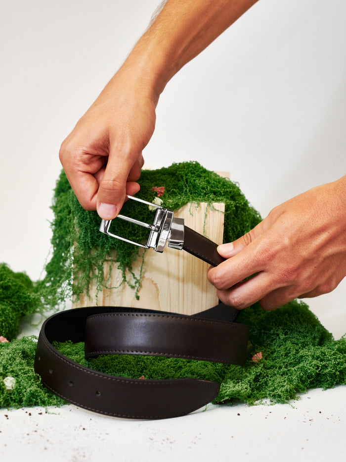 Reversible vegan belt by Solari Milano, worn outdoors, premium cruelty-free accessory made in Italy