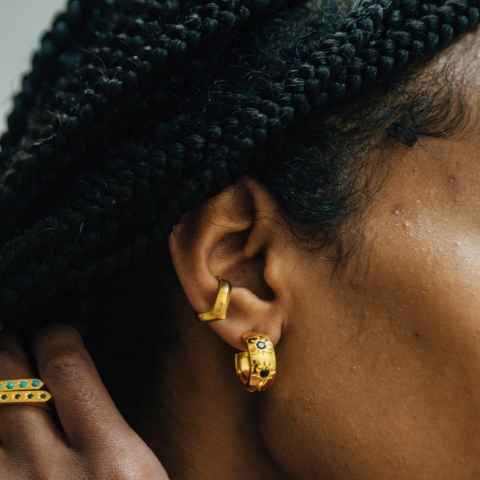 Sierra Winter – Eve Hoop Earrings in Gold With Black Spinel