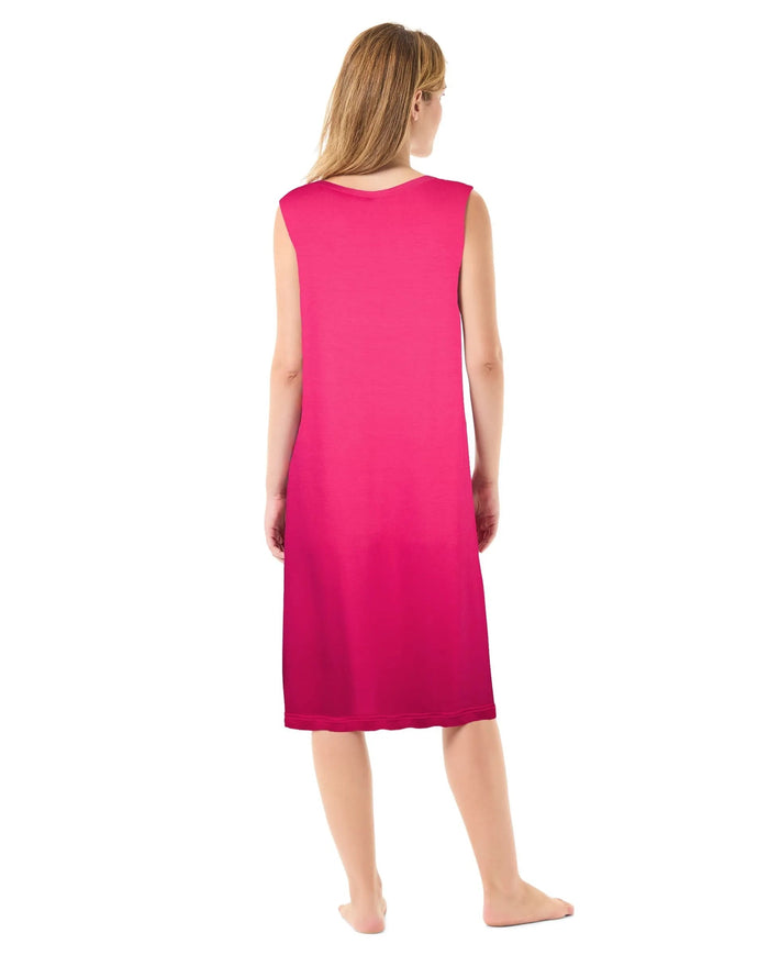 Vista trasera de mujer con vestido de baño fucsia sin mangas para verano